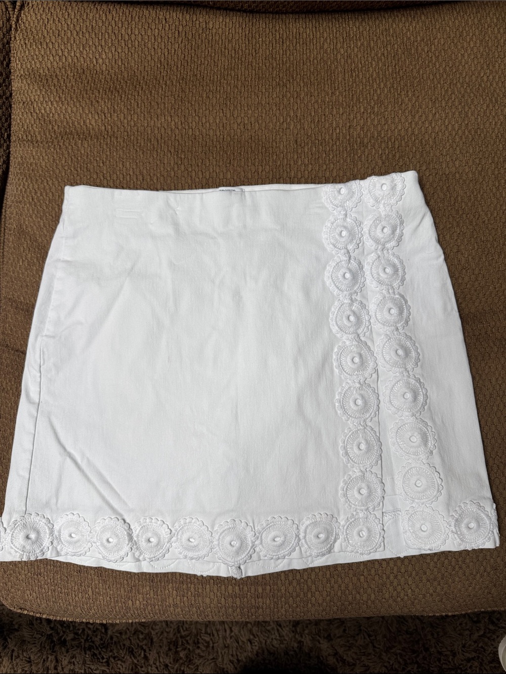 Crown and Ivy white embroidered skort with elastic waist. Excellent. Size 12.